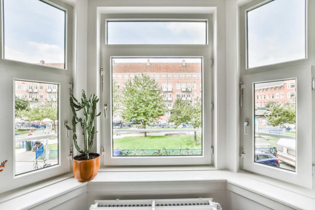 How Much Should You Pay a Window Cleaner Per Hour?
